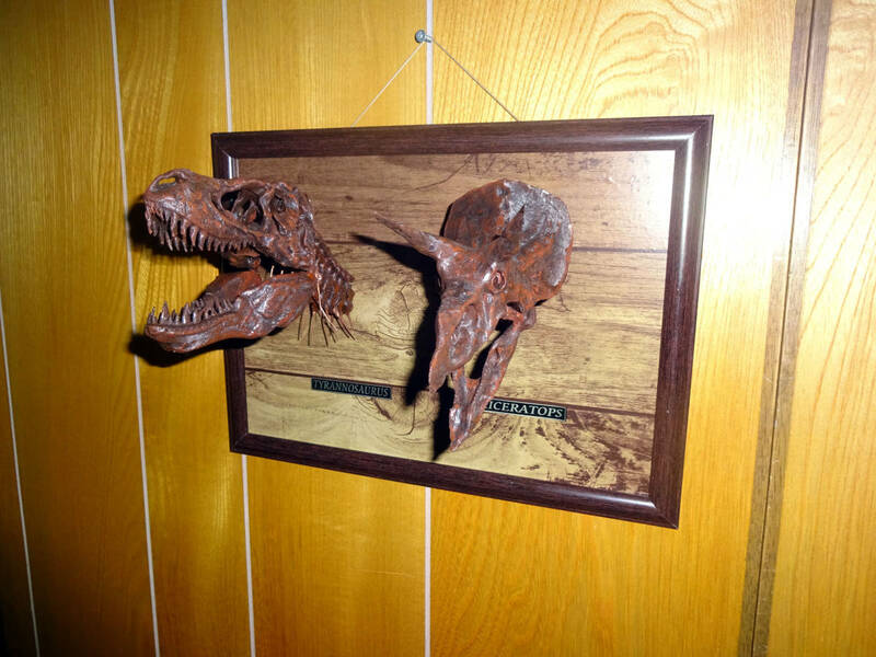 恐竜頭蓋骨壁掛け　額縁サイズ320mm×235mm ティラノサウルス　トリケラトプス　ジュラシッパーク