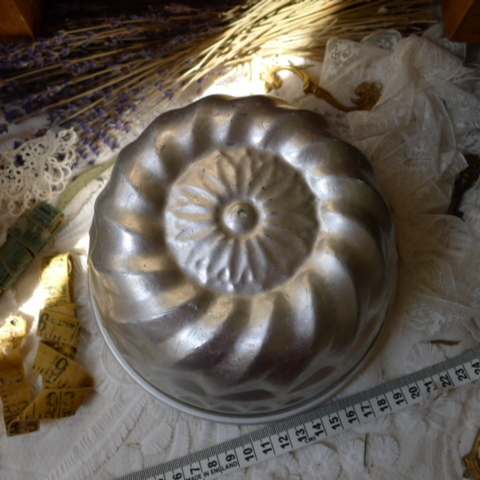 英国アンティーク モールド ケーキ型 アルミ製　ビンテージ食器 インテリア　撮影用 イギリス フランス　ブロカント　おまけ付き