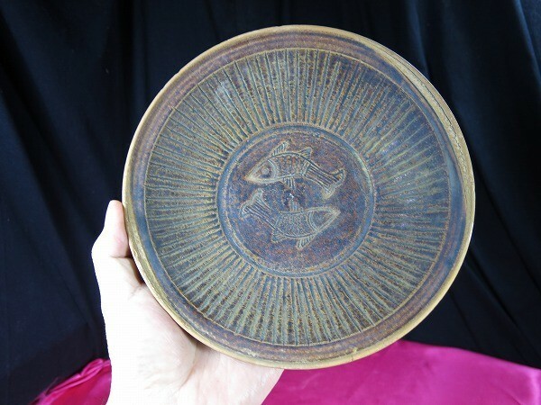B　褐釉双魚文皿①　15世紀頃タイ　東南アジア 陶器　本物