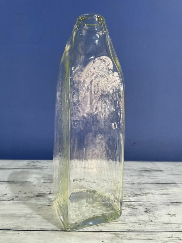 22A08-29:アンティーク　薄緑　ガラス　特大サイズ　高さ約35cm　口径3.5cm　ガラス工芸　フラワーベース　花瓶　ディスプレイ　置物