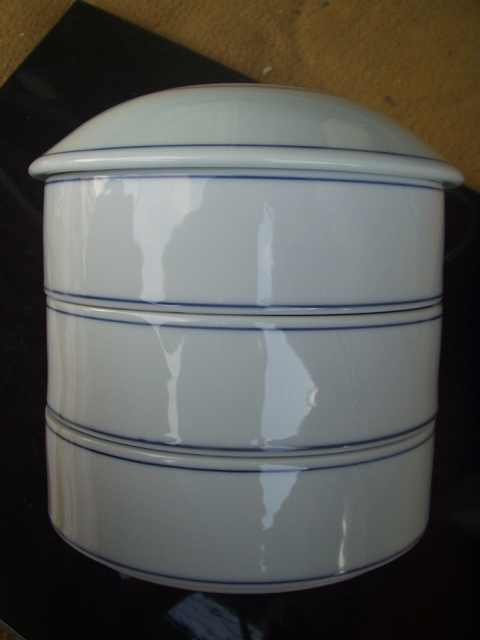有田焼・強化磁器（陶製）口径１６cm×高さ１８cm三段重・重箱（難あり）