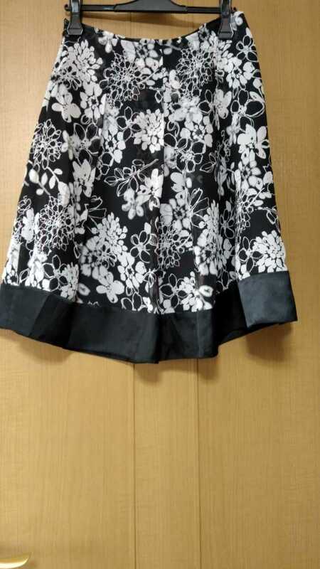 【美品】COMME CA ISM コムサイズム ギャザースカート Ｍサイズ 花柄 ブラック系