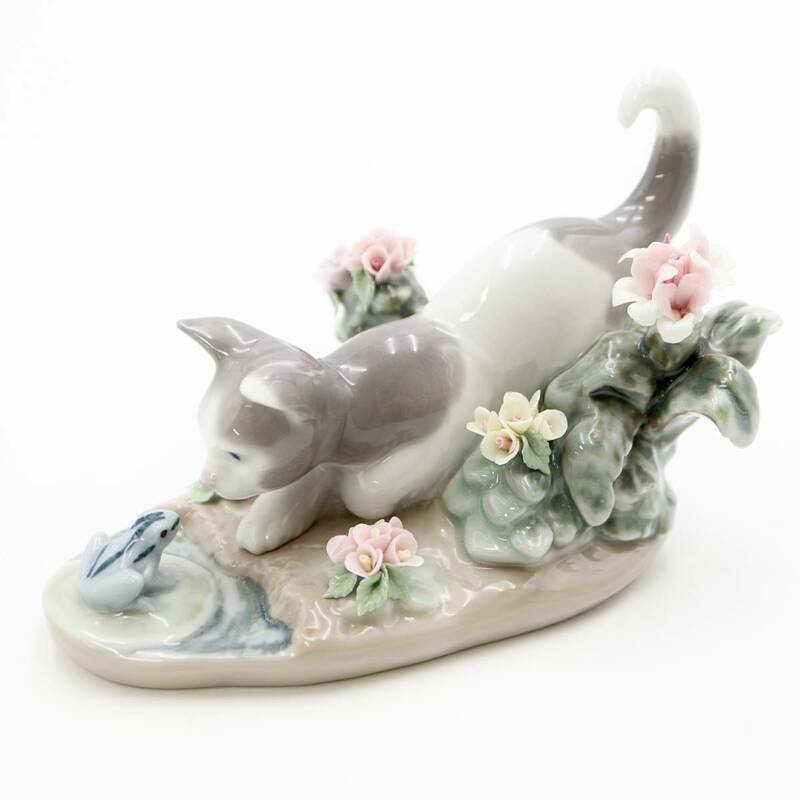 【リヤドロ】LLADRO 1442 にらみあい Kitty Confrontation スペイン製 フィギュリン ネコ 猫 カエル 西洋陶磁 にらめっこ ねこ