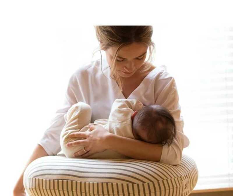 美品　授乳クッション　airrico　ボーダー　グレー色　姿勢保持　お母さん楽々　一般授乳クッション比厚み３倍の約２０ｃｍ、重さ約１,300g