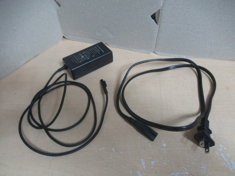 劣化あり。　電源ケーブル　ACアダプタ　surfaceキーボード　 充電器　AC power Supply MODEL HTY-1200258