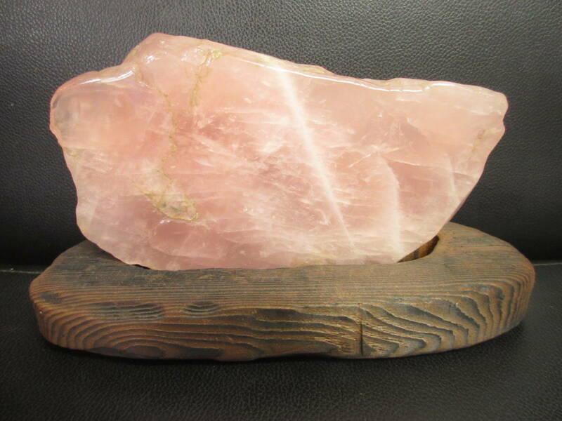 《雑貨》 天然石「ローズクォーツ 淡いピンク色の自然石」 縦横：約11.5×18cm・厚さ：約3.1cm・重量：約1133g 小物・置物・パワーストーン