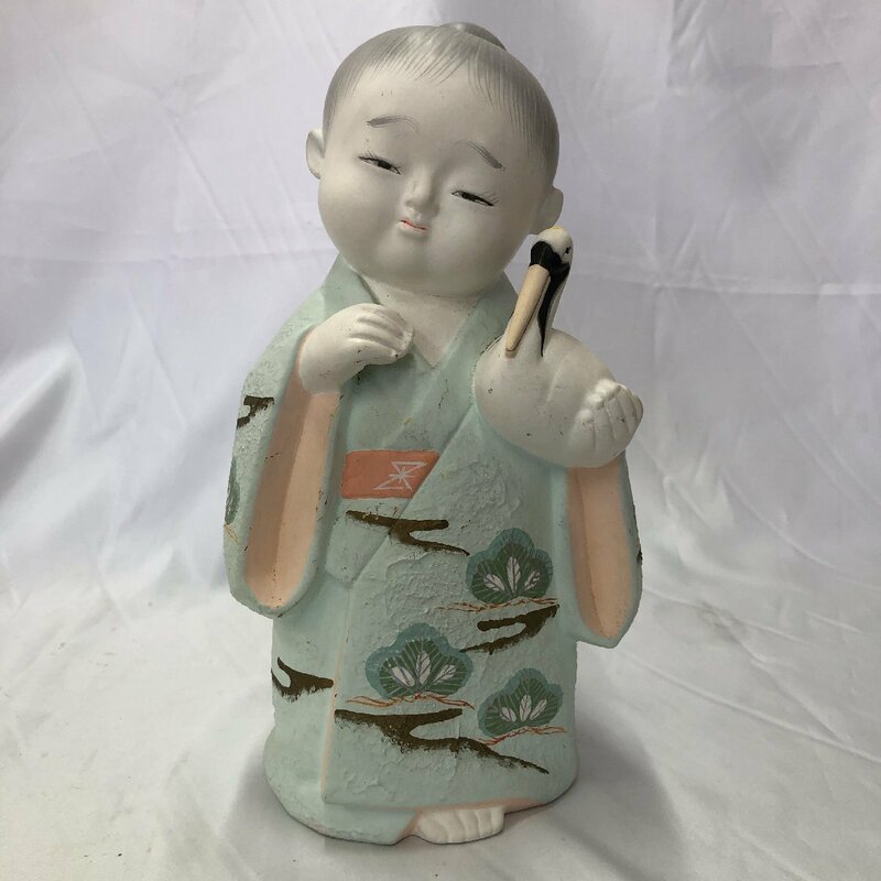 【中古現状品/KSH】陶器 人形 日本人形 子供 鶴 置物 飾り物 高さ約24.5cm インテリア　MZ0919