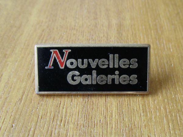 古いピンバッジ：Nouvelles Galeries デパート 百貨店 広告 その他 ピンズ #K