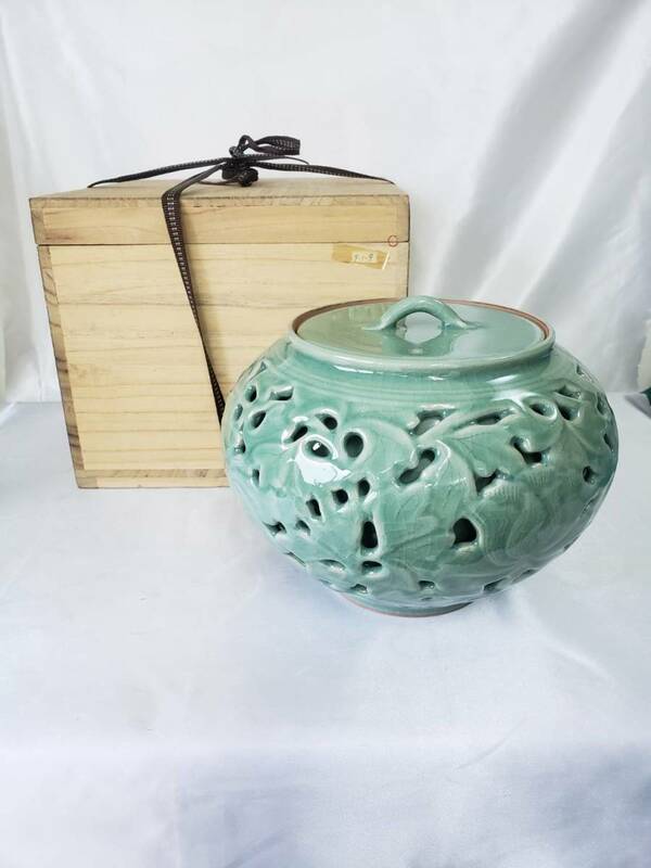 41 韓国 陶芸 粱命煥 青磁 青珍 水指 透かし彫り 茶道具 伝統 工芸 木箱 引き取り可 大阪