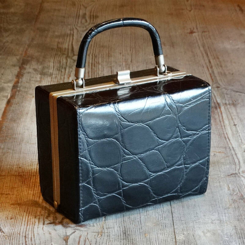 ★Vintage black faux crocodile leather hand bag