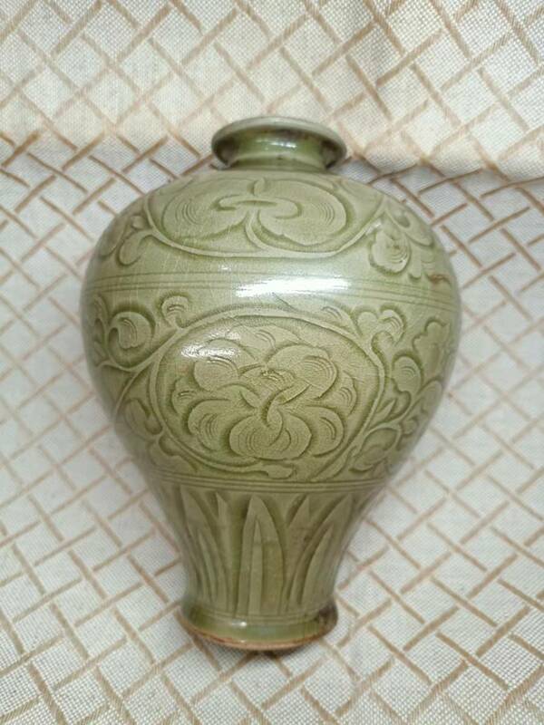 中国 唐物 古瓷 時代物 青瓷 宋代耀州花卉紋梅瓶