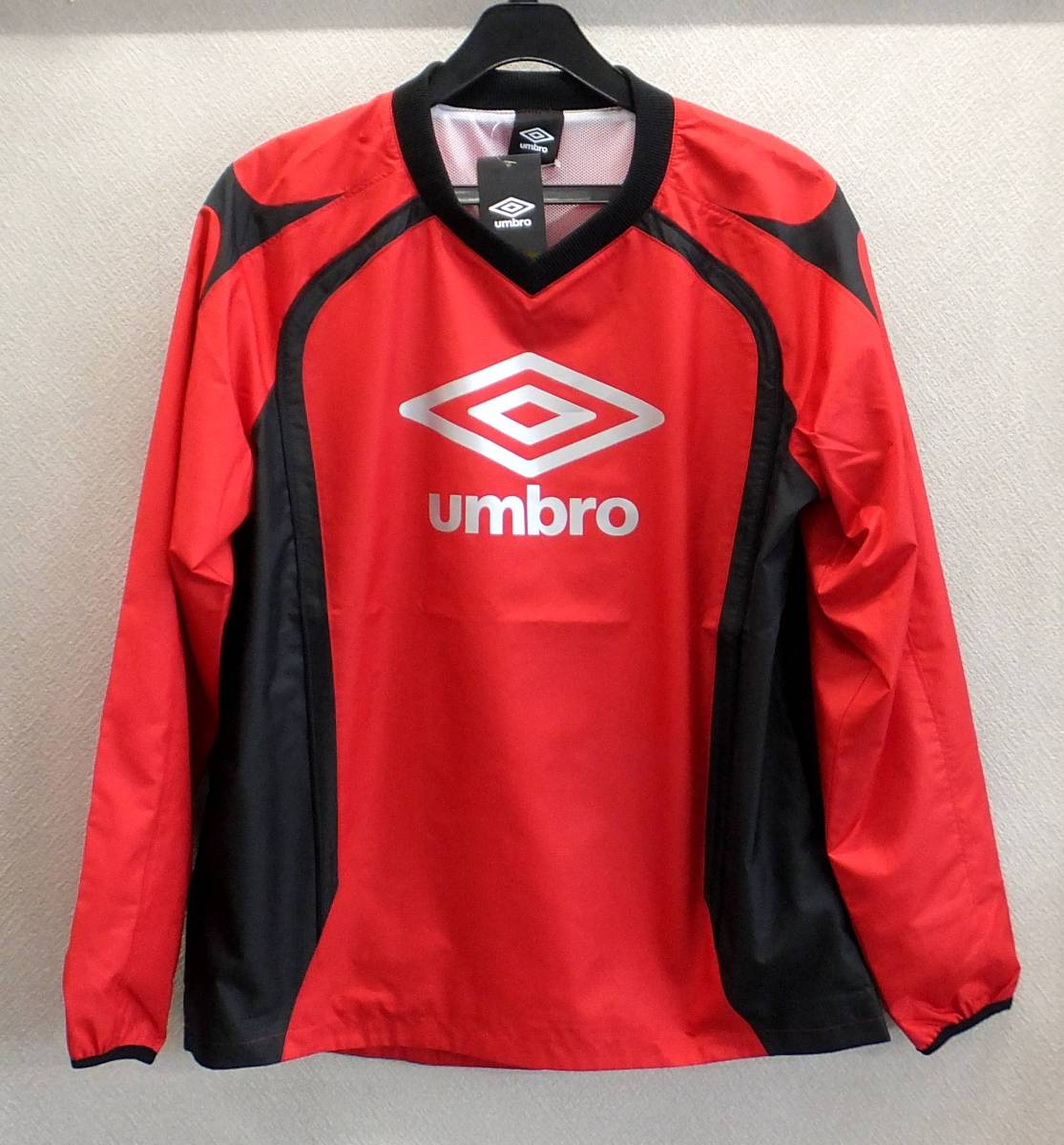 即決お買得♪UMBRO■裏付ピステ上下UBA4638-P(MRED)sizeM■アンブロ裏メッシュ生地トレーニングウエア■ウインドブレーカーとしても