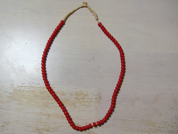 インディアン ネイティブアメリカン ホワイトハーツビーズ（赤）9ｍｍ玉 一連　長さ約55cm