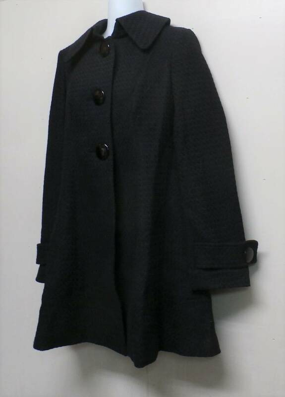 14243　◆　セシルマクビー　大きめボタン 　ポケット付き　 黒　コート 日本製