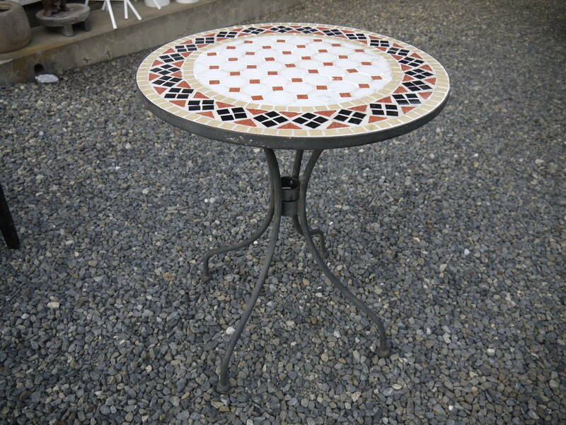 【2Oc11 O】中古 ガーデンテーブル モザイクタイル ガーデニングテーブル 「直径60.5cmｘ高さ71cm」