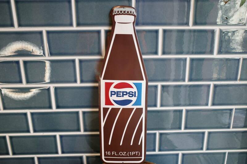 新品 PEPSI COLA ペプシコーラ　BOTTLE ボトル　ロゴ　エンボス メタルサイン 看板 世田谷ベース インテリア アメリカン USA
