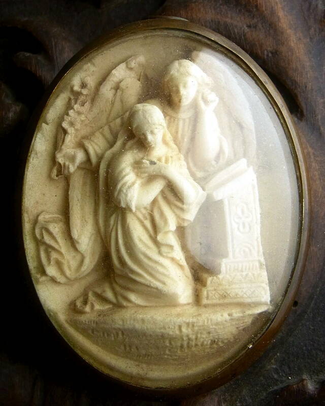 フランスアンティーク 19世紀後期頃 聖母マリアと大天使ガブリエル 受胎告知 ガラスドーム付き金属フレーム 百合の花 彫刻家サイン