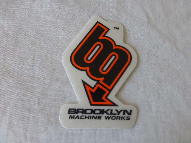 BROOKLYN MACHINE WORKS・NEW YORK ステッカー BROOKLYN MACHINE WORKS・NEW YORK 黒色ｘ蛍光オレンジ BROOKLYN MACHINE WORKS