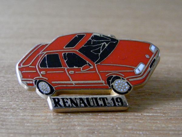 古い ピンバッジ : RENAULT ルノー 赤い車 広告 ピンズ #A