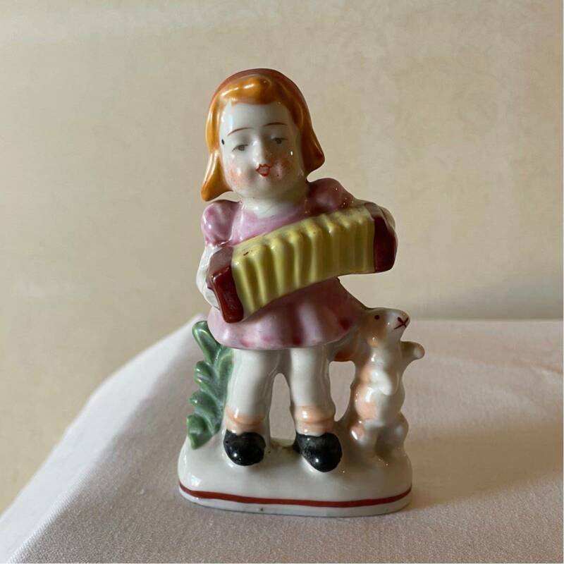 昭和 瀬戸ノベルティ オキュパイドジャパン 女の子とウサギ 磁器 人形 里帰り Vintage figurine, girl singing plays accordion with bunny