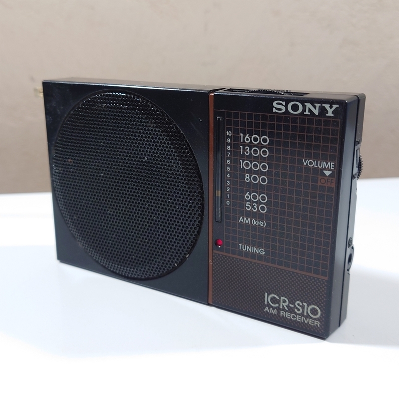 2A698J【感度良好】SONY ICR-S10 AMラジオ コンパクト 昭和レトロ ポケットラジオ シンプル 簡単