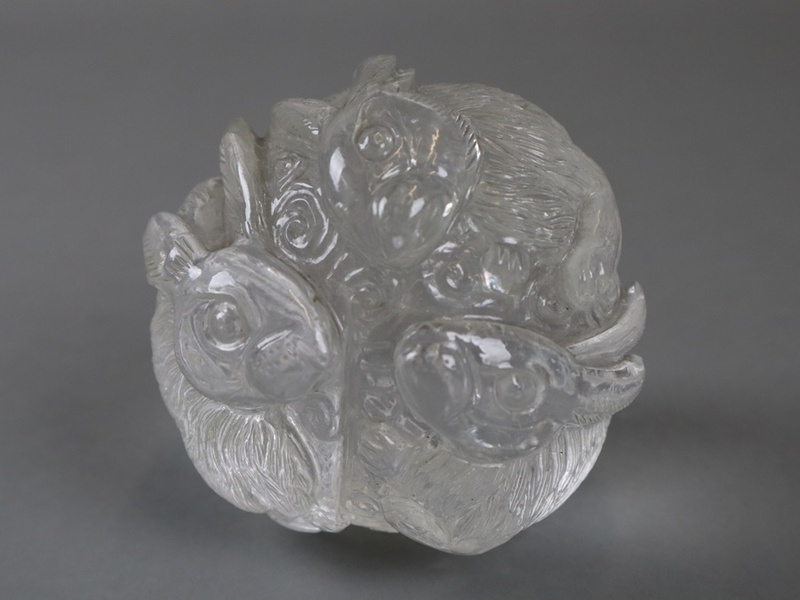 中国美術 本水晶 三兎彫刻 置物 重さ923g 天然石 細密細工 古美術品[[a1670]