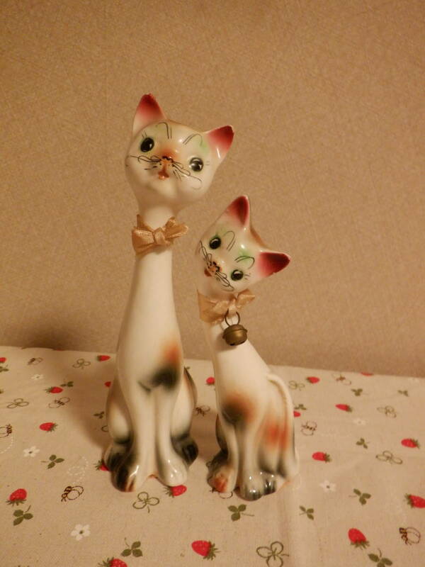 B10　『昭和レトロ！陶器製　かわいい三毛猫？の親子の置物』～子猫の耳に小さな傷あり　