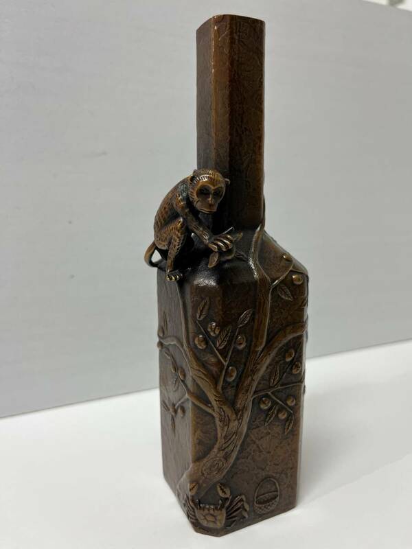 花瓶　花器　銅製　花入　さるかに合戦　フラワーベース　インテリア　置き物　置物　アンティーク　K242