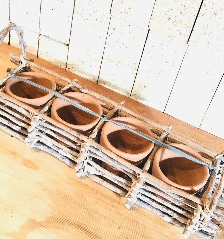 未使用　テラコッタのミニ鉢４個がデザインされた籐のナチュラルバスケット　ガーデンポット　カントリー雑貨　サイズ１０×４０cm