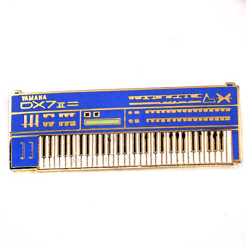 ピンバッジ・ヤマハ電子ピアノDX７音楽キーボード楽器◆フランス限定ピンズ◆レアなヴィンテージものピンバッチ