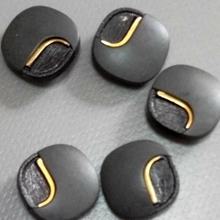 ボタン5個　プラスチック　黒地に金模様　直径約2㎝　手芸　ジャケット　コート　美品