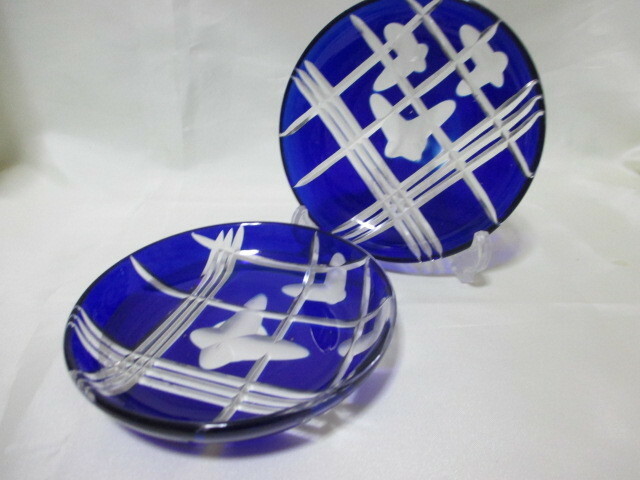 昭和中期頃　　『　格子柄に蝶々　』　江戸切子ブルー被せガラス　お皿　１枚