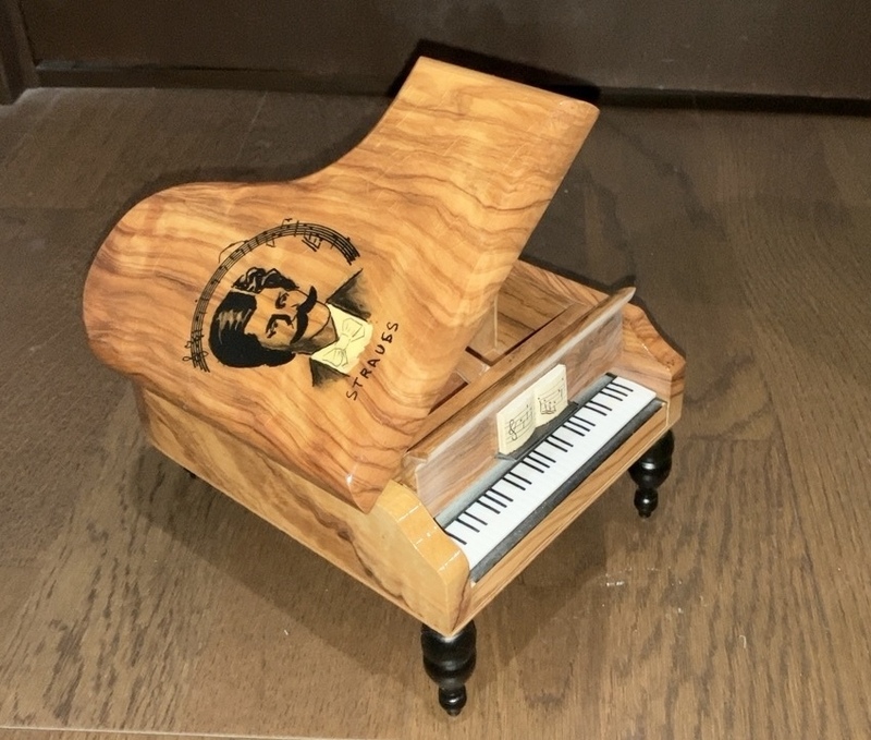 新品REUGEピアノ型木製オルゴール精巧スイスミュージカルムーブメント