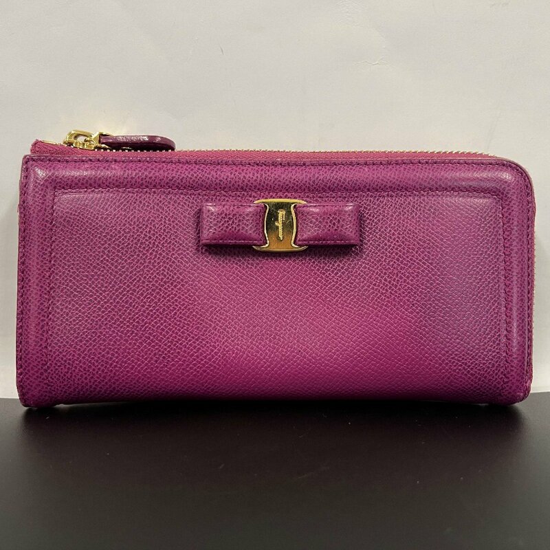 【中古】フェラガモ ラウンドファスナー 長財布＜財布＞ Salvatore Ferragamo ゴールド金具 カードケース 小銭入れ コインケース 札入れ