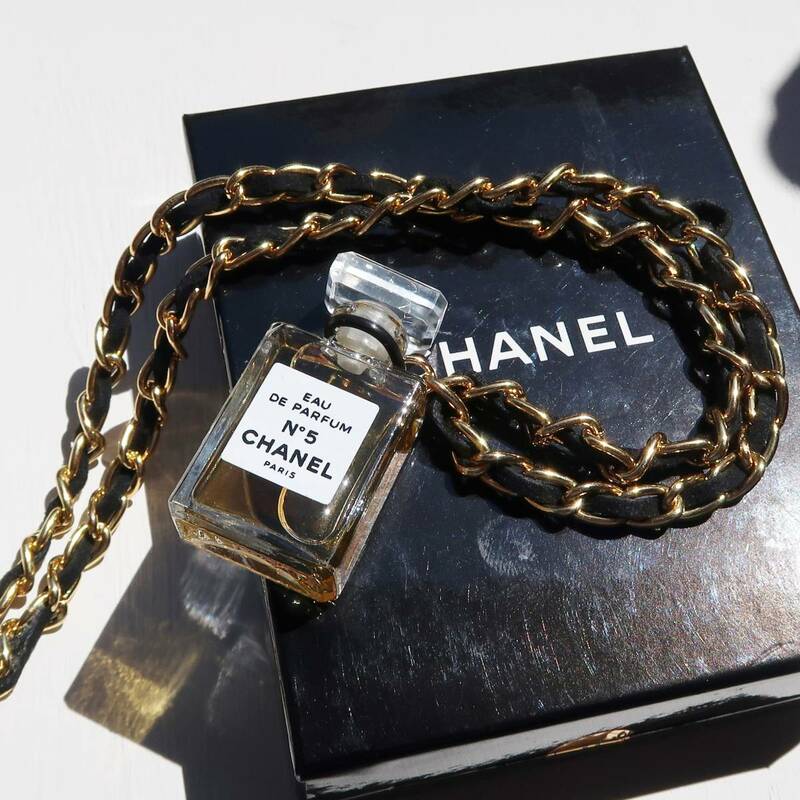 シャネル CHANEL NO.5 香水 ミニボトル ネックレス レザー ゴールド ブラック アクセサリー ヴィンテージ　レア[5A]