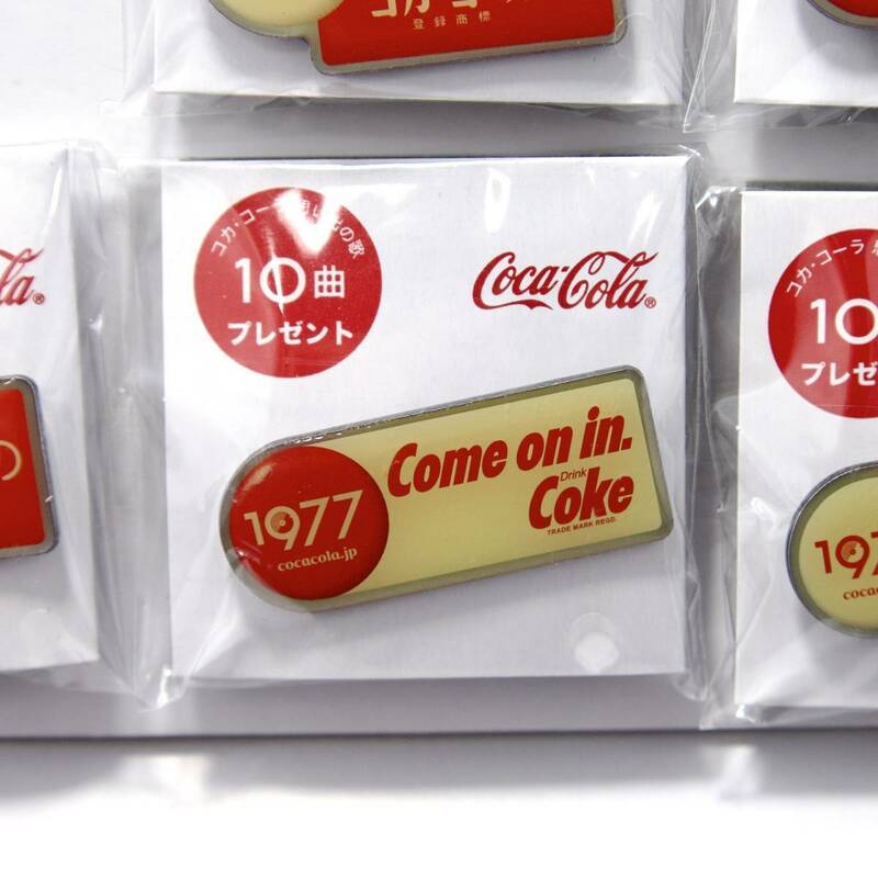 １個☆Coca Cola コカコーラ ヒストリーピンバッジ ＜1977 バッジ＞