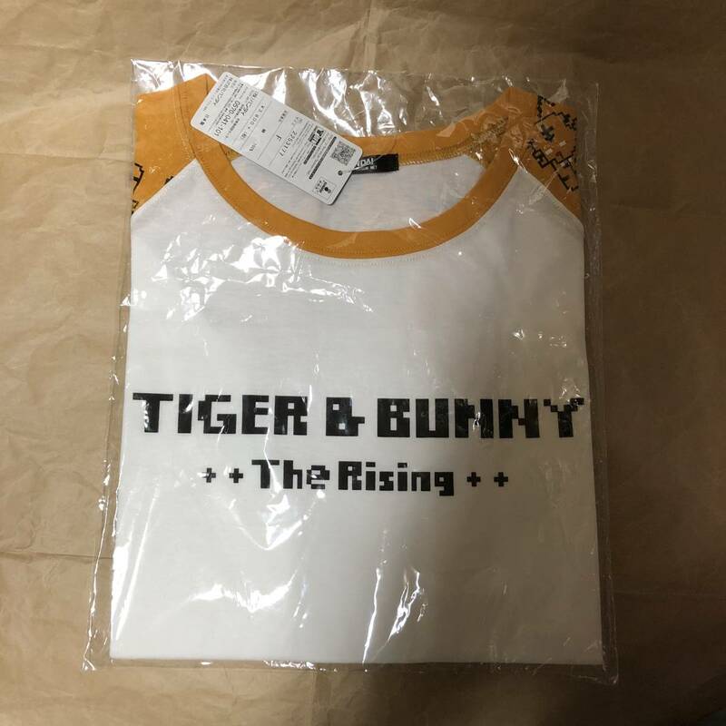 TIGER & BUNNY　Tシャツ　レディース　タイガー柄　☆　タイバニ　タイガー＆バニー　特別展 The World of TIGER＆BUNNY　タイバニ展