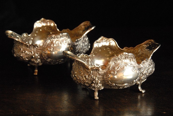 アンティーク　１９００年 純銀製 装飾の素晴らしいナッツケース(g５１)ペア 【郵パック発送　送料無料】