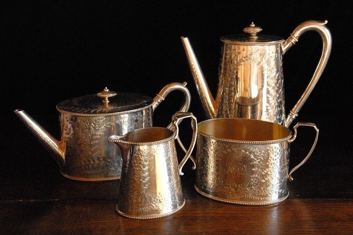 アンティーク　１８８５年 純銀製 細工の素敵なティー＆ コーヒーポット シュガーポット＆ ミルクピッチャー(k60)