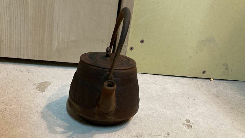アンティーク？骨董品？鉄器製だと思われます、茶瓶、古道具です。