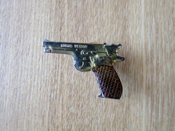 古い ピンバッジ : 拳銃 SMITH&WESSONスミス&ウェッソン 銃 ピストル ライフル その他 ミリタリー ピンズ #T
