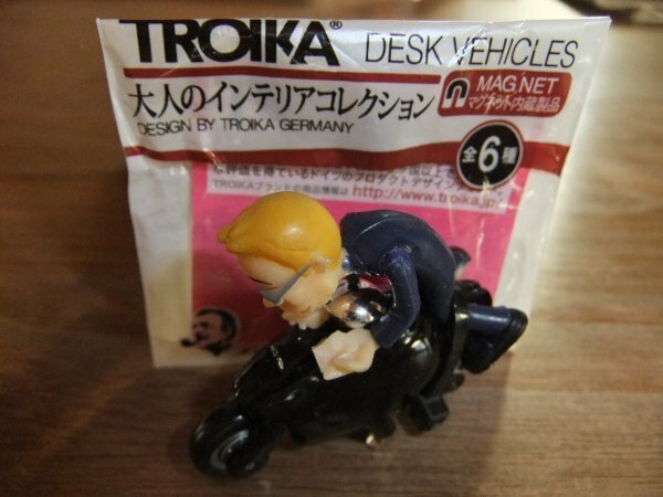 所さん☆トコロさん　TROIKA　DESK　VEHICLES　ウィーリー　黒　モーターバイク型　マグネット内蔵　長さ約４５ｍｍ