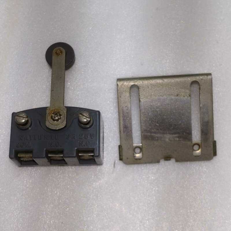  特殊レバーローラー式スイッチ・（松下電工製）　左右動作（樹脂ローラー形・ネジ止め形）と取付け金具　（1組）　中古品
