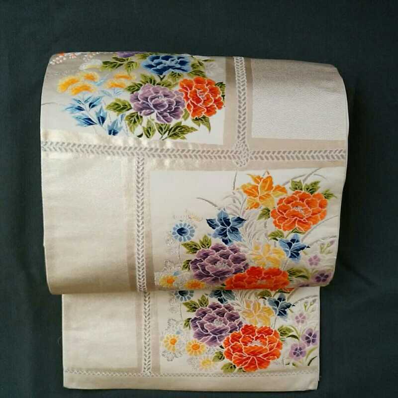 正絹袋帯、アイボリーと薄い金の地に刺繍の花、銀糸で市松模様、1回くらい使用の美品