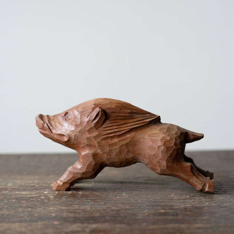 猪の木彫り 銘有り(和王？) 置物 オブジェ インテリア 干支 木製彫刻 イノシシ