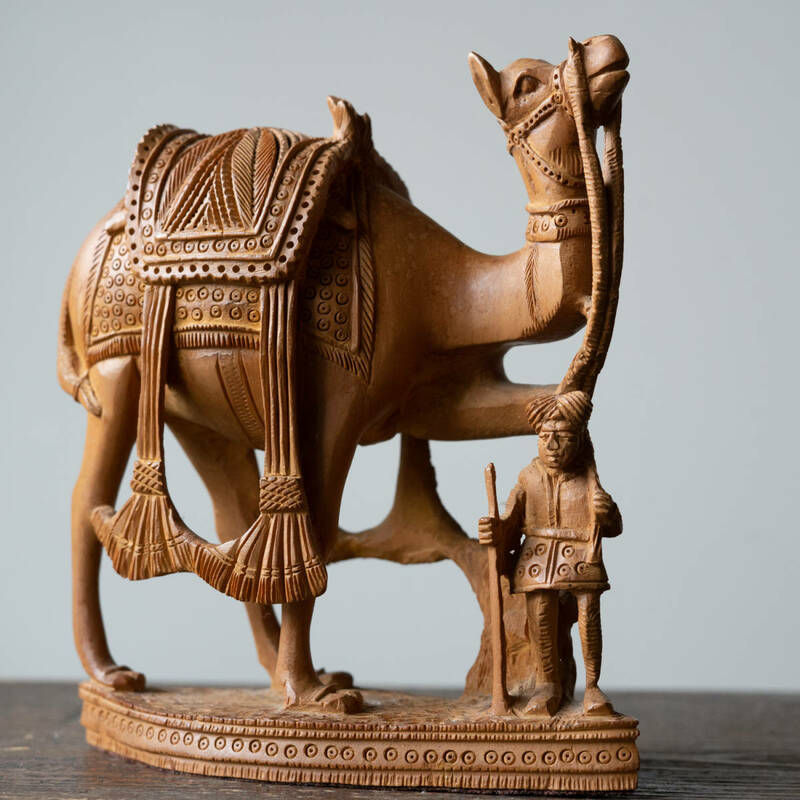 ラクダと男性像 つげ 柘植 木製彫刻 飾り オブジェ 置物 民藝 