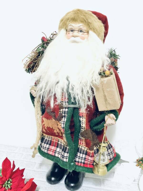 プレゼントとランタンを持ち木や枝を背負ったサンタクロースオブジェ　Christmas　Xmas　サンタクロース人形　サイズ４６cm