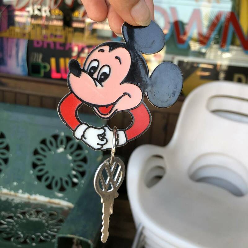 即決 ワーゲンのオモチャ鍵が付いてます☆ 80s ヴィンテージ ディズニー ミッキーマウス キーホルダー プラスチック製