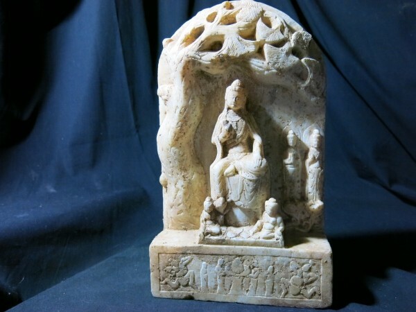 A　菩提樹下の菩薩半跏像　北魏～北斉時代　６世紀　中国　白玉　発掘品