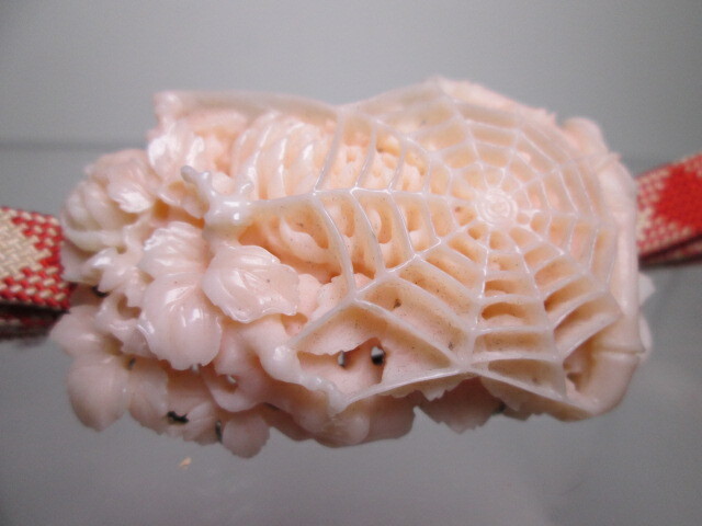 【江月】アンティーク・芝翫香 本珊瑚 花と蜘蛛の巣彫刻の帯留め 35g